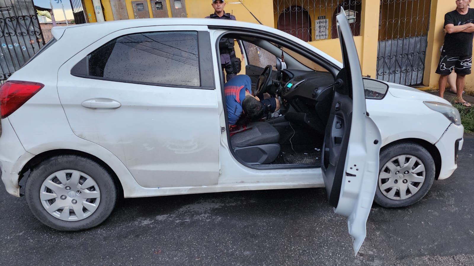 Dois homens são executados dentro de carro na Compensa