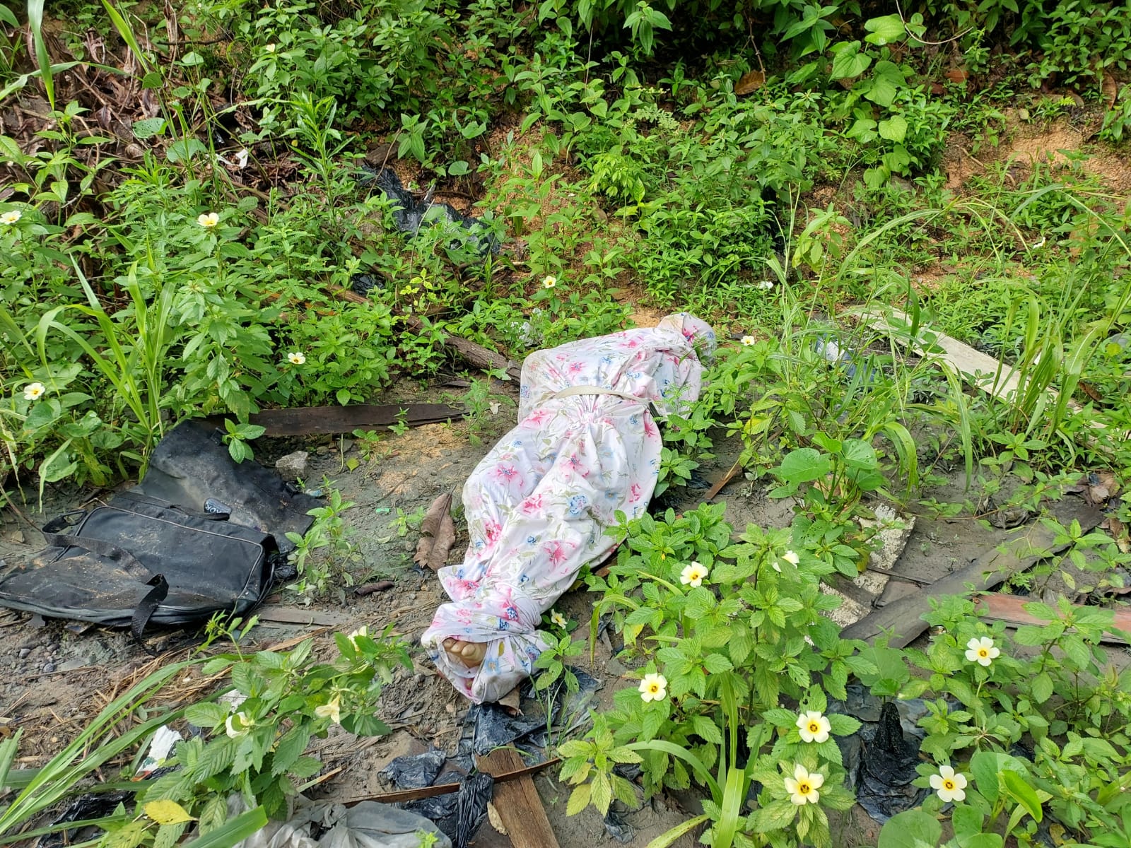 Corpo de homem é encontrado enrolado em lençol em área de mata no Distrito Industrial