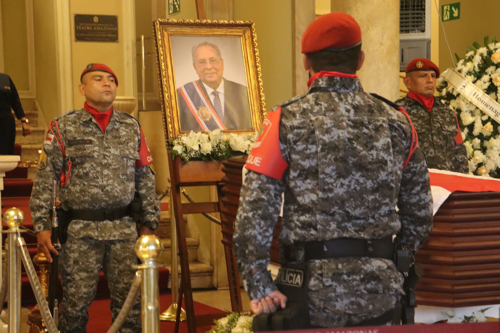 Adeus a Amazonino Mendes: segundo dia de velório é iniciado