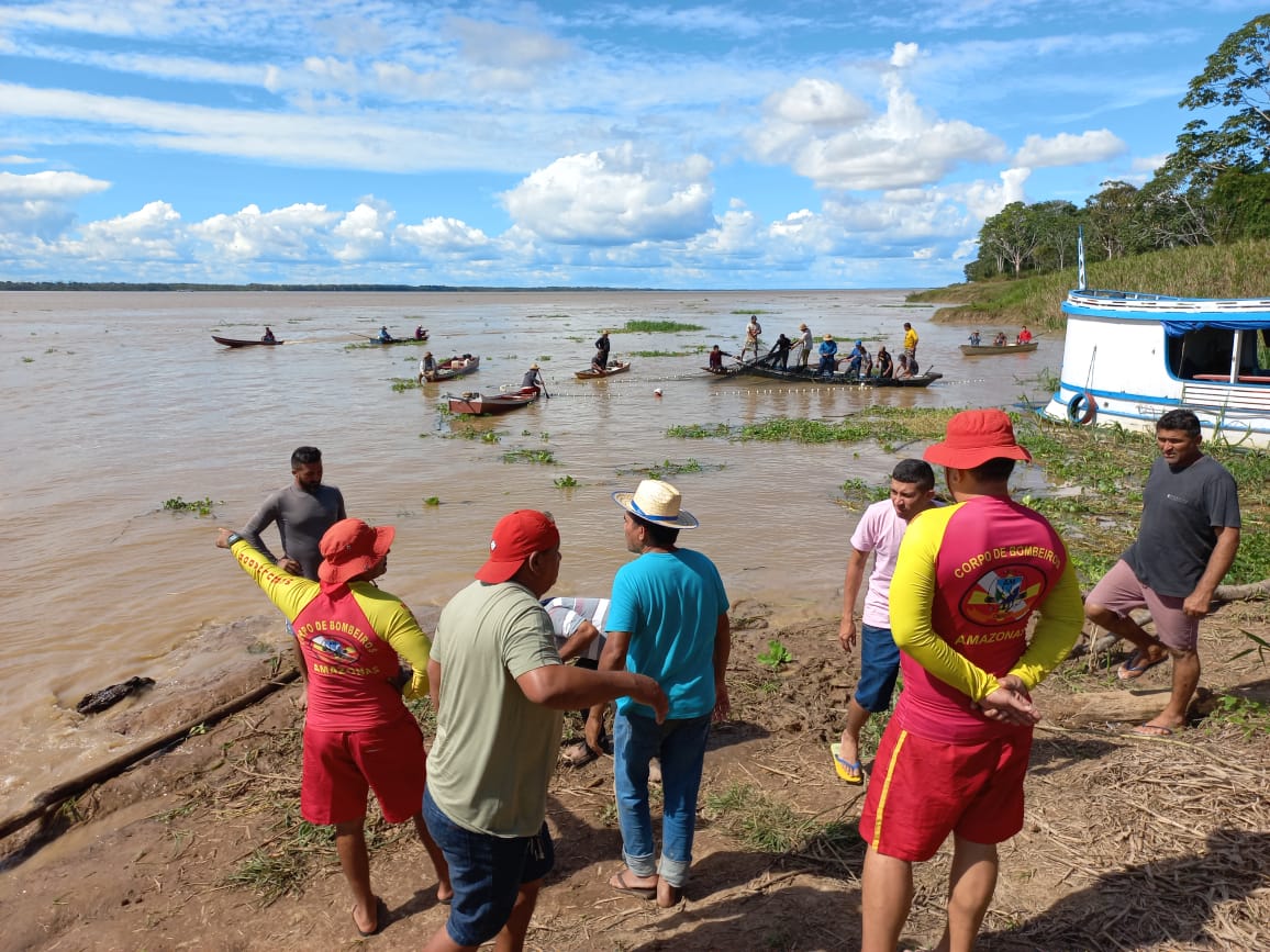 Bombeiros realizam 3º dia de buscas por adolescentes que desapareceram no rio Solimões 