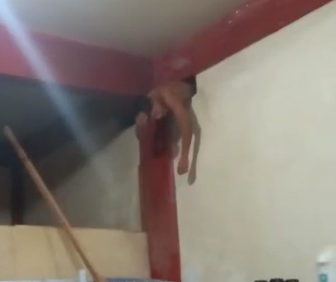 VÍDEO: suspeito é agredido após ficar preso em buraco na parede de comércio no AM