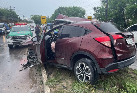 Colisão entre carro e caminhão deixa duas crianças feridas em Manaus