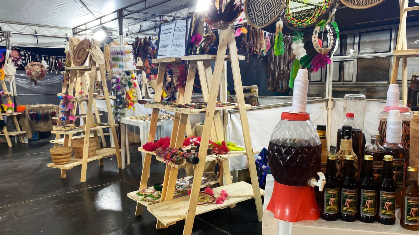 Carnaval: Adereços indígenas podem ser adquiridos por foliões no Sambódromo de Manaus