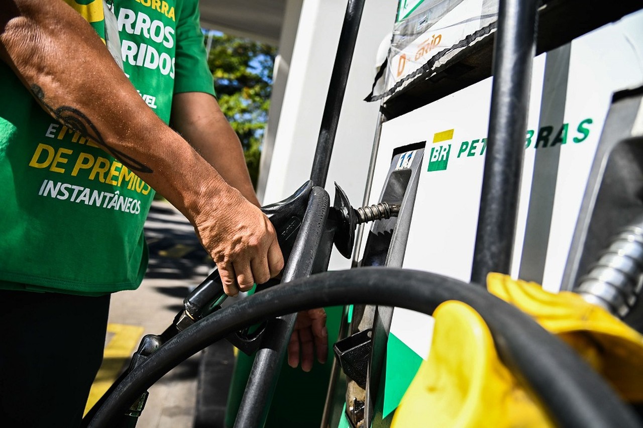 Petrobras anuncia redução de R$ 0,40 no preço do diesel