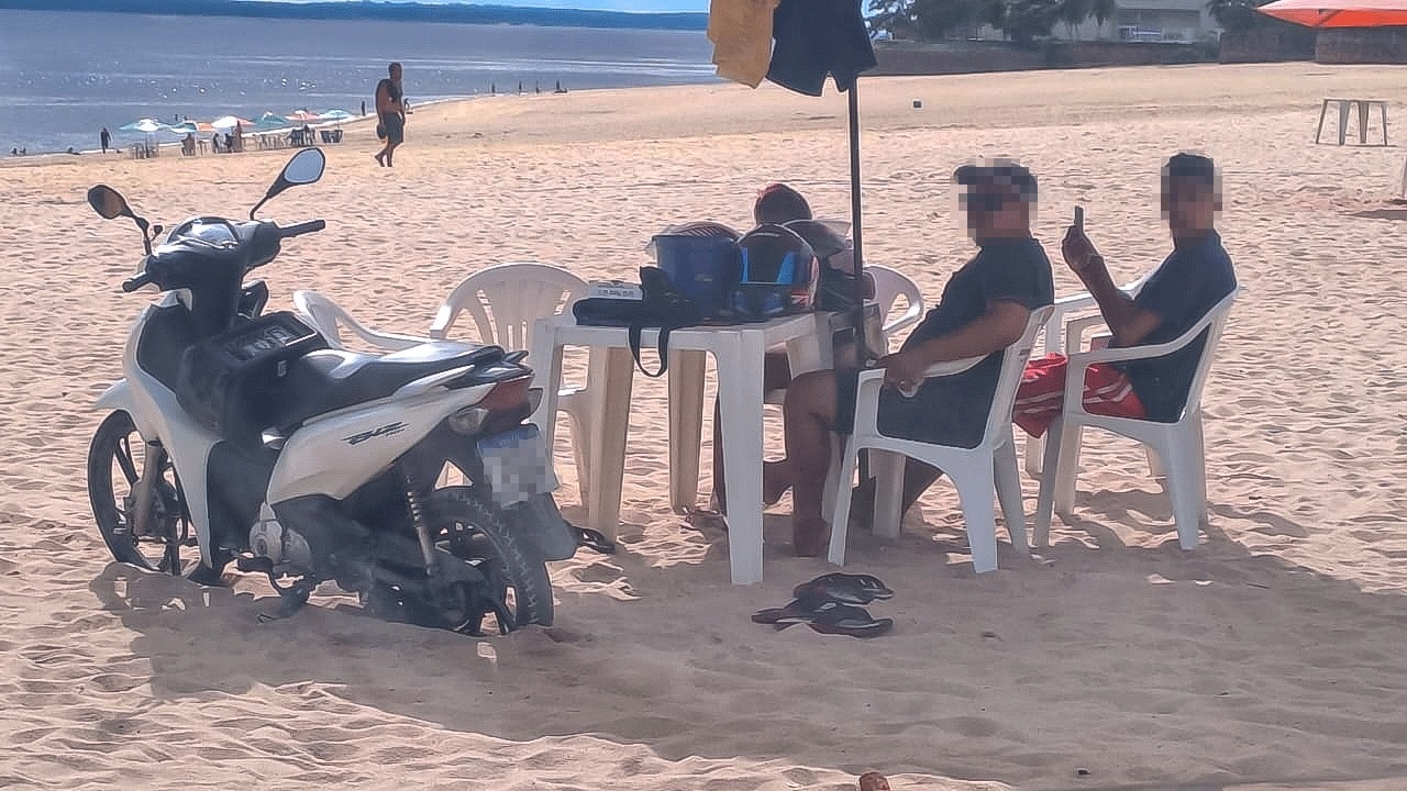 Condutor é flagrado com moto na praia da Ponta Negra e prefeitura faz alerta para proibições