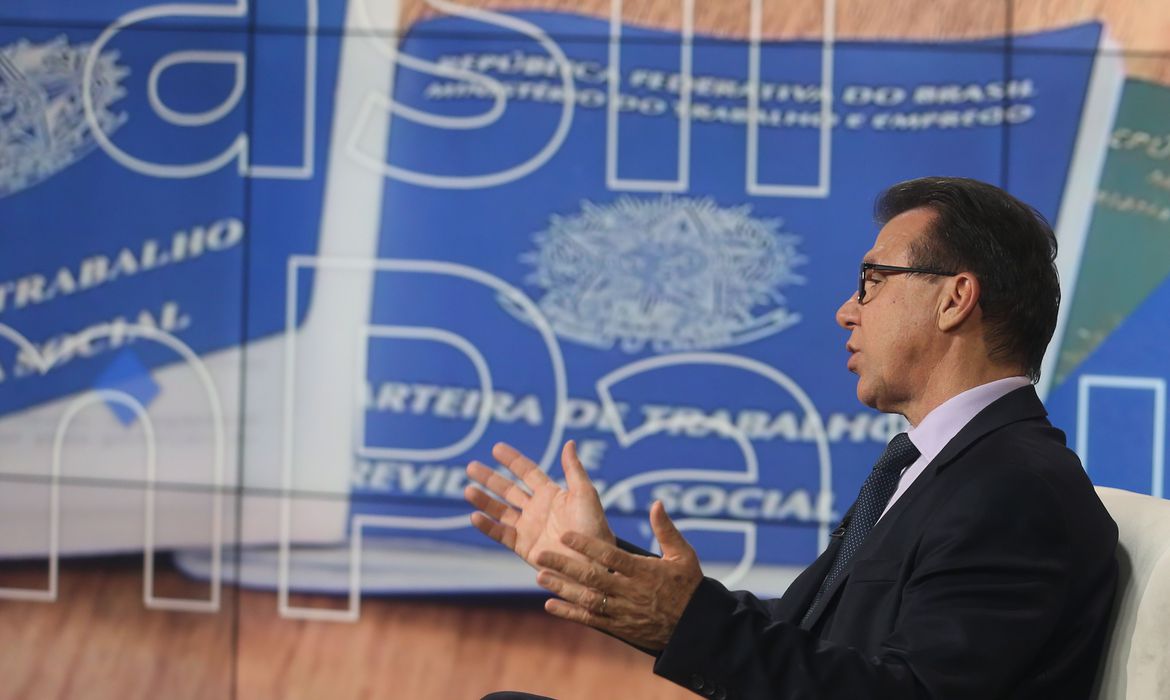 Salário mínimo deve aumentar no dia 1º de maio, diz ministro do trabalho e emprego