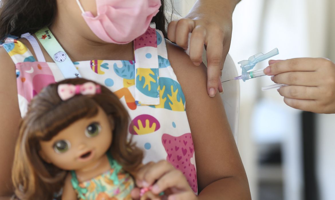 Brasil recebe 1,8 milhão de doses da CoronaVac para uso infantil