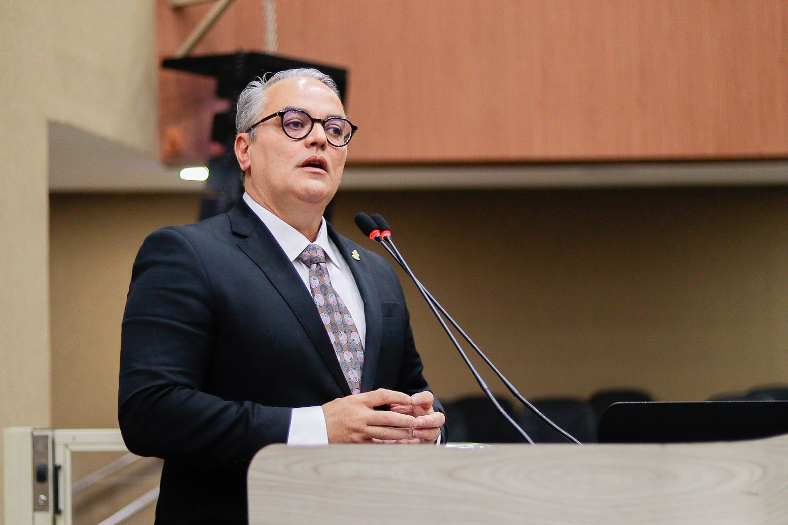 “A Águas de Manaus asfaltou apenas a rua onde gravei o vídeo”, denuncia Lissandro Breval