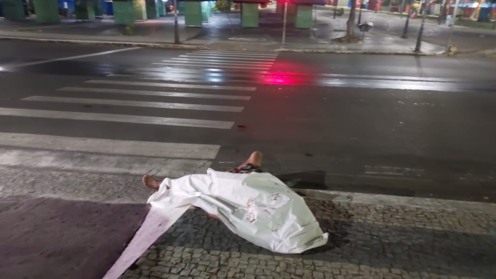 Morador de rua é morto com facada no peito após se envolver em briga no Centro de Manaus