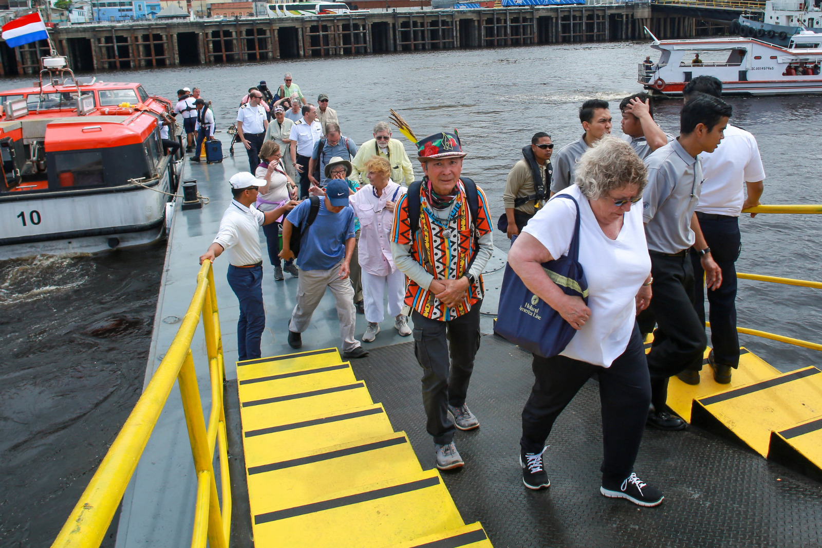 Manaus recebe navio “Volendam” com mais de 2 mil turistas