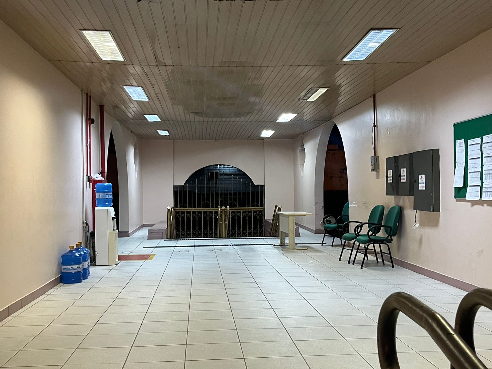 Bandido invade unidade da UEA, rouba arma e atira contra vigilante em Manaus