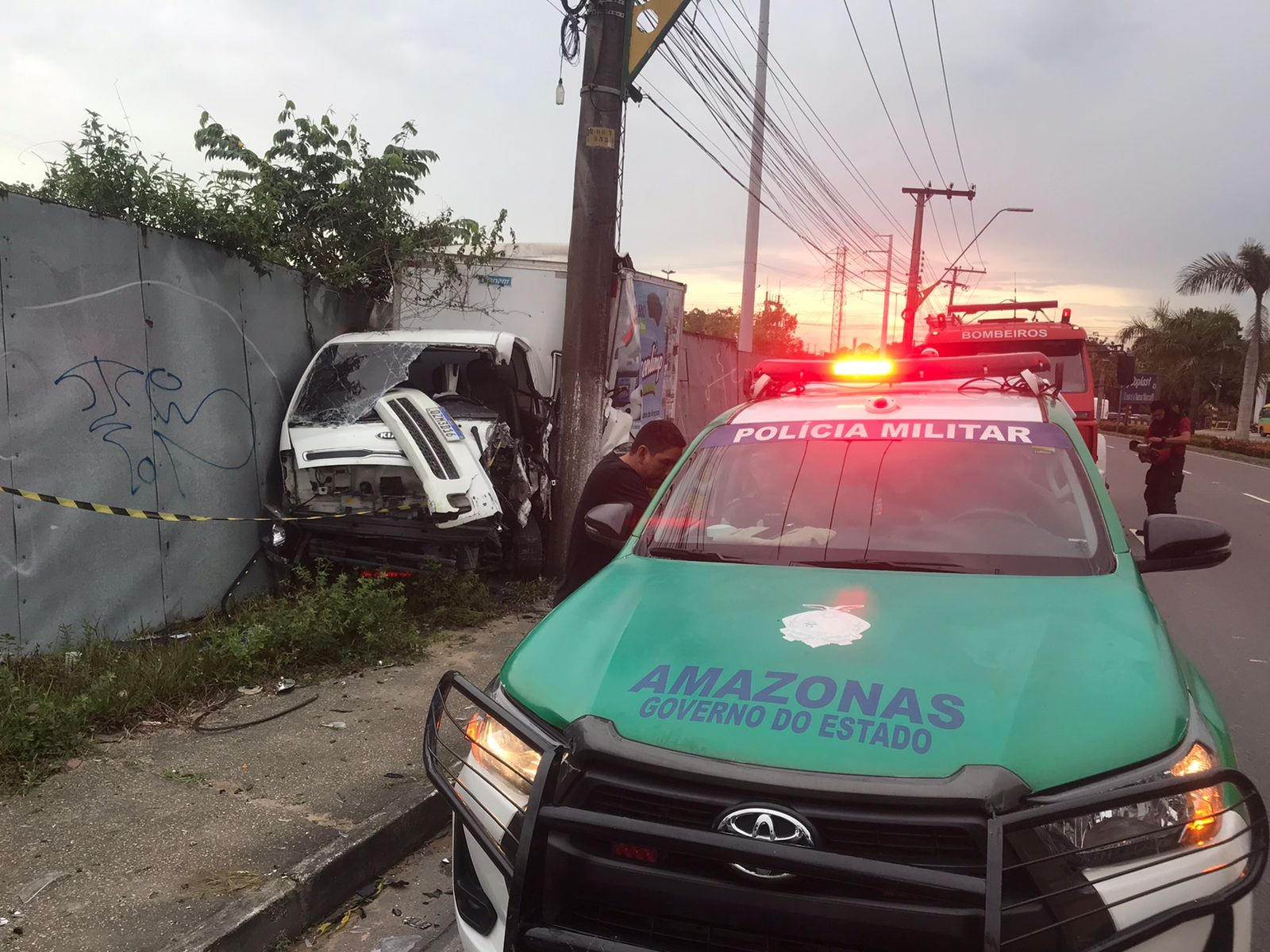 Dupla fica ferida após grave acidente em avenida do Distrito Industrial, em Manaus