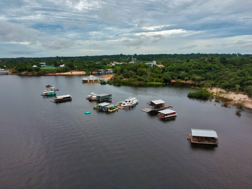 Flutuantes irregulares serão retirados do rio Tarumã-Açú, anuncia Prefeitura de Manaus