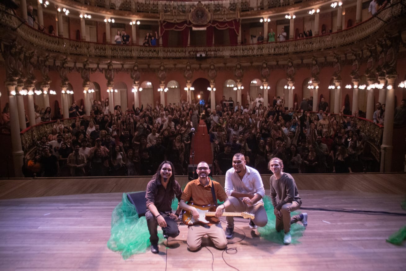Mateus Ribeiro emociona e público pede “bis” no Teatro Amazonas