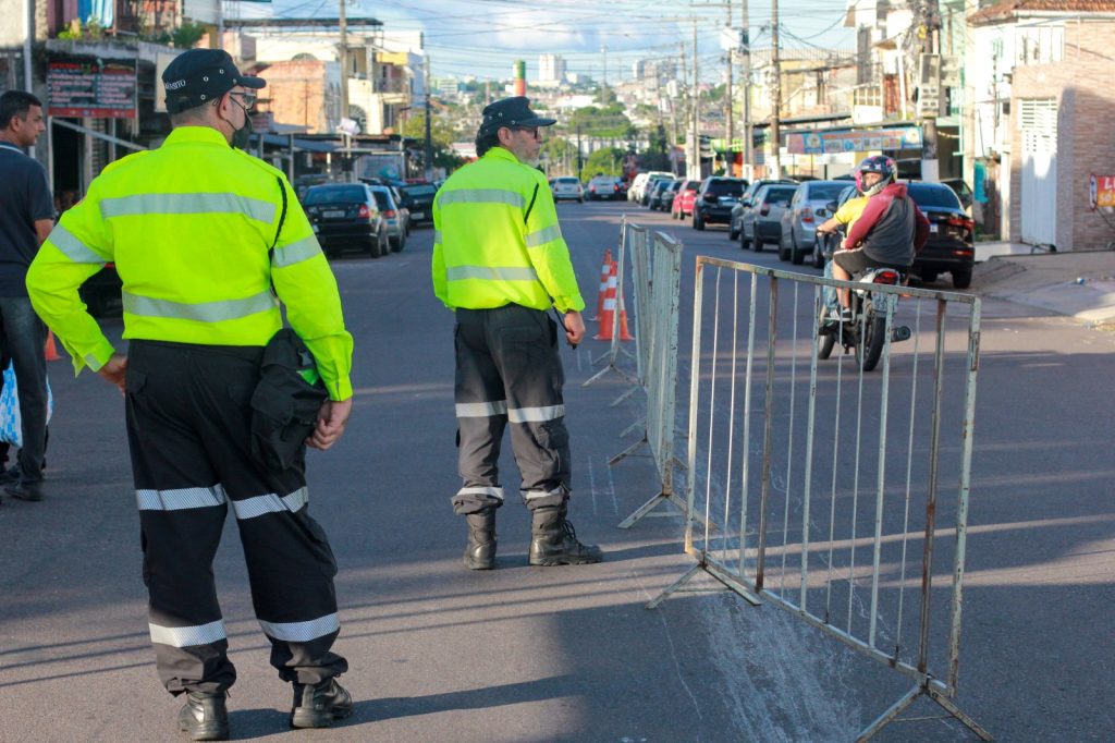 Agentes do IMMU orientam trânsito durante Marcha para Jesus na zona Centro-Sul de Manaus