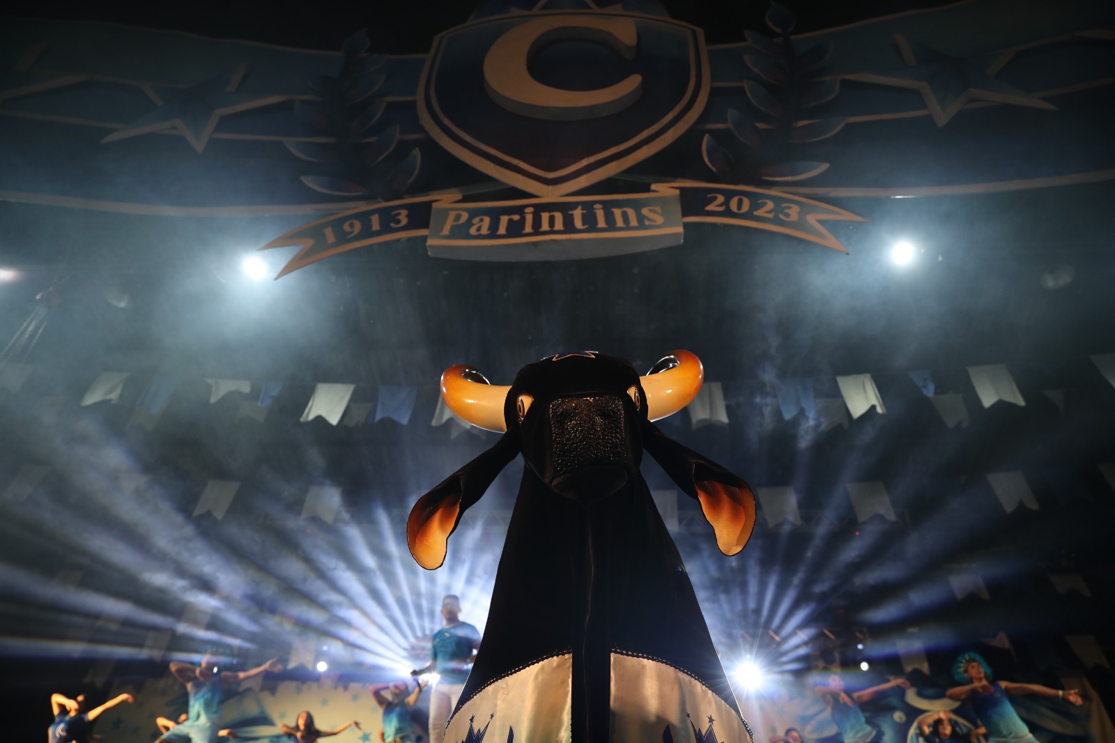 Caprichoso arrasta multidão no ‘Boi de Rua’ em Parintins, no AM