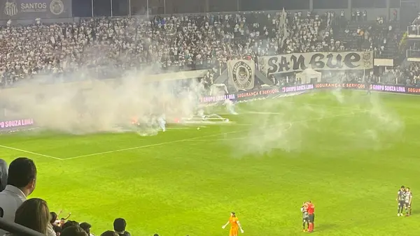 Partida entre Corinthians e Santos é marcada por insegurança em estádio