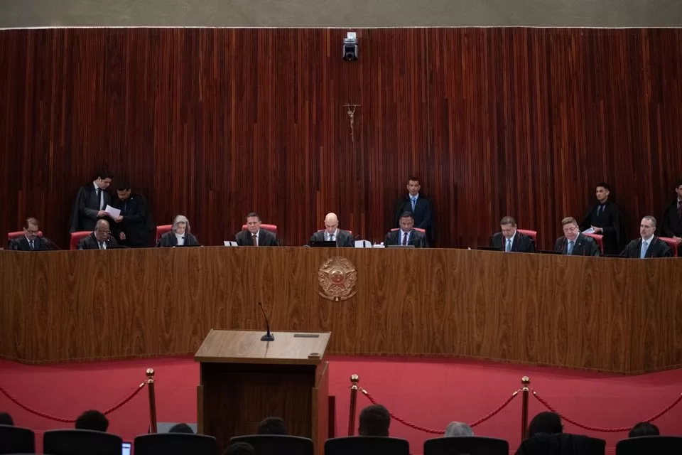 Com 3 votos a 1 pela inelegibilidade de Bolsonaro, TSE adia julgamento para sexta (30)