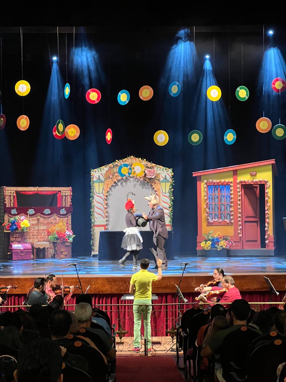 Espetáculo “Disquinhos” encanta público infantil no Teatro Amazonas