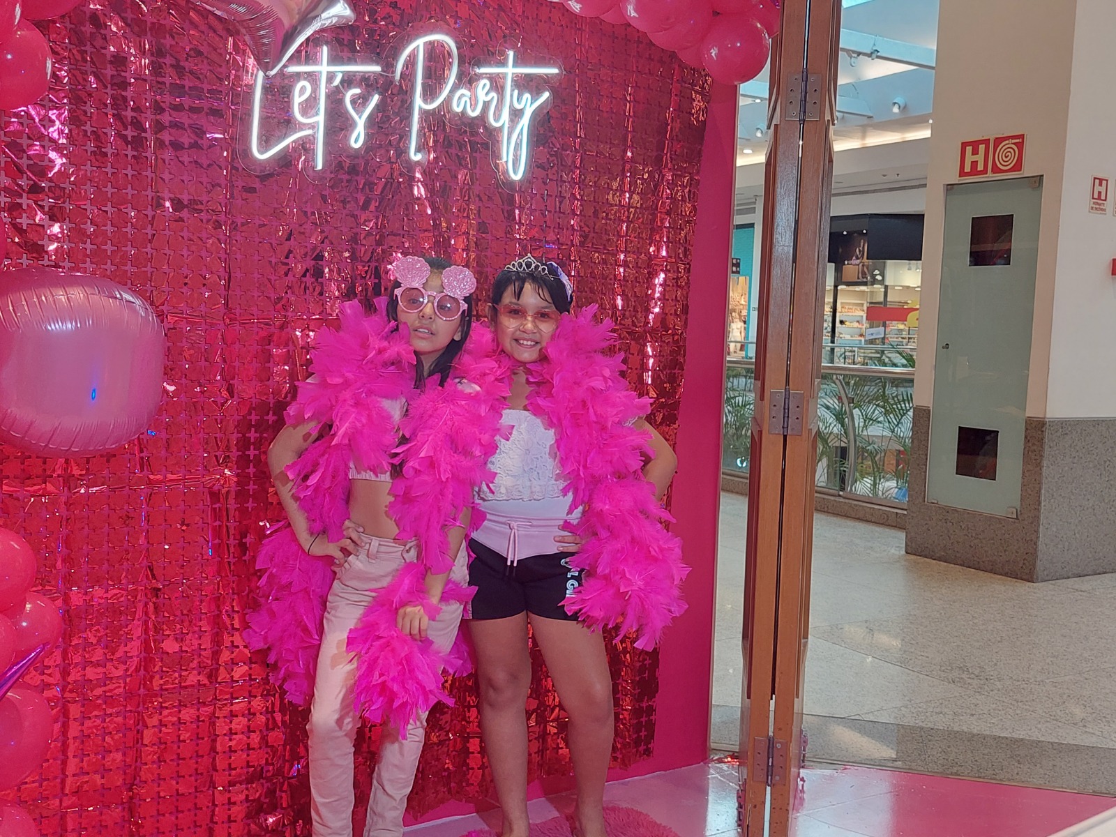 Fãs da Barbie ‘encontram’ boneca em cenários especiais preparados em shopping de Manaus