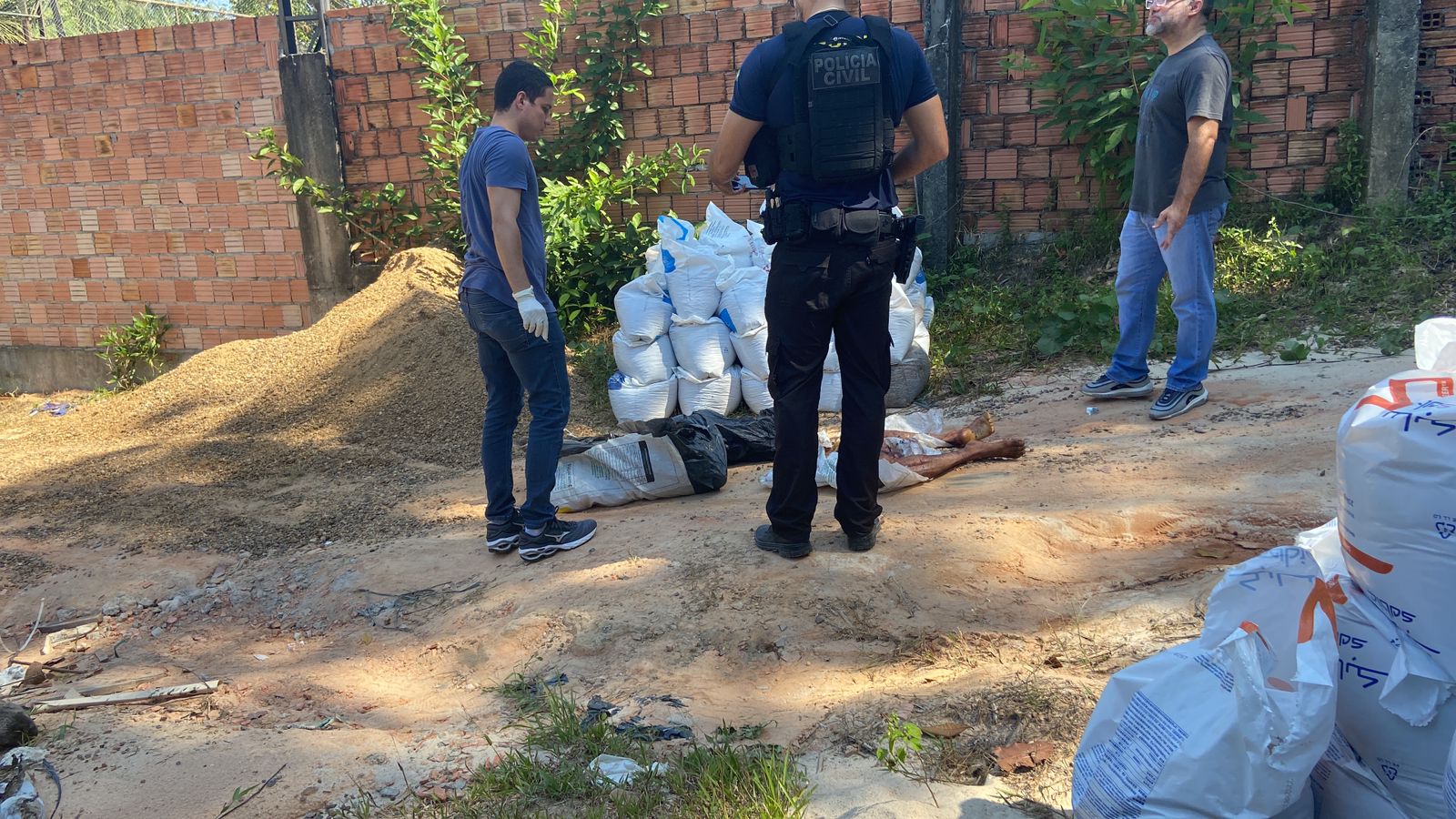 Mulher encontra partes de corpo esquartejado dentro de sacola em Manaus ...