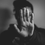 Vítima de abuso repudia criminoso com as mãos