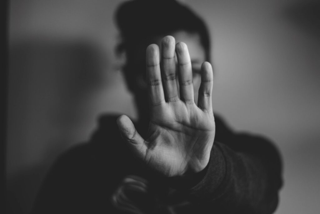 Vítima de abuso repudia criminoso com as mãos