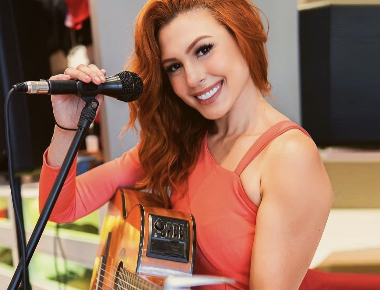 Cantora Luana Paganini realiza show intimista com voz e violão, em Manaus