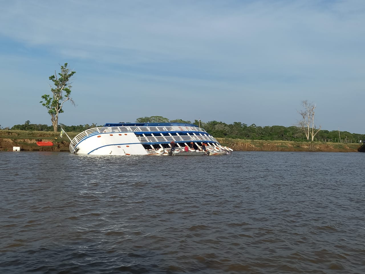 Barco afunda e passageiros são resgatados no Rio Amazonas; veja vídeo