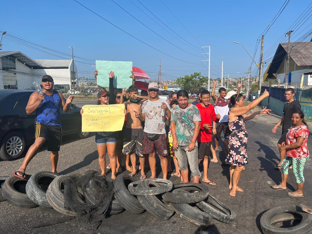 Vídeo: Manifestantes fecham via da Zona Leste em protesto por falta de energia