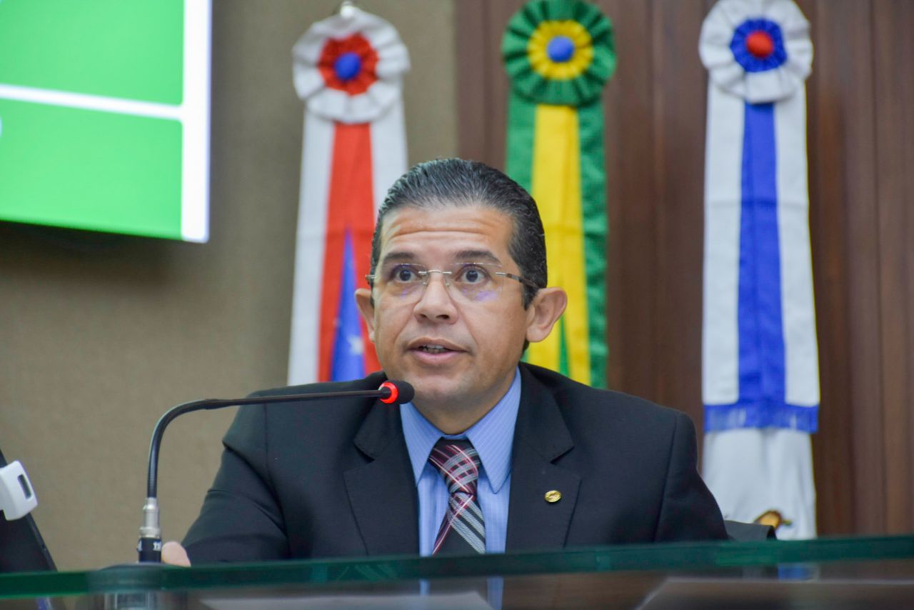 Parlamentar faz alerta sobre erotização de peça teatral para crianças em escolas