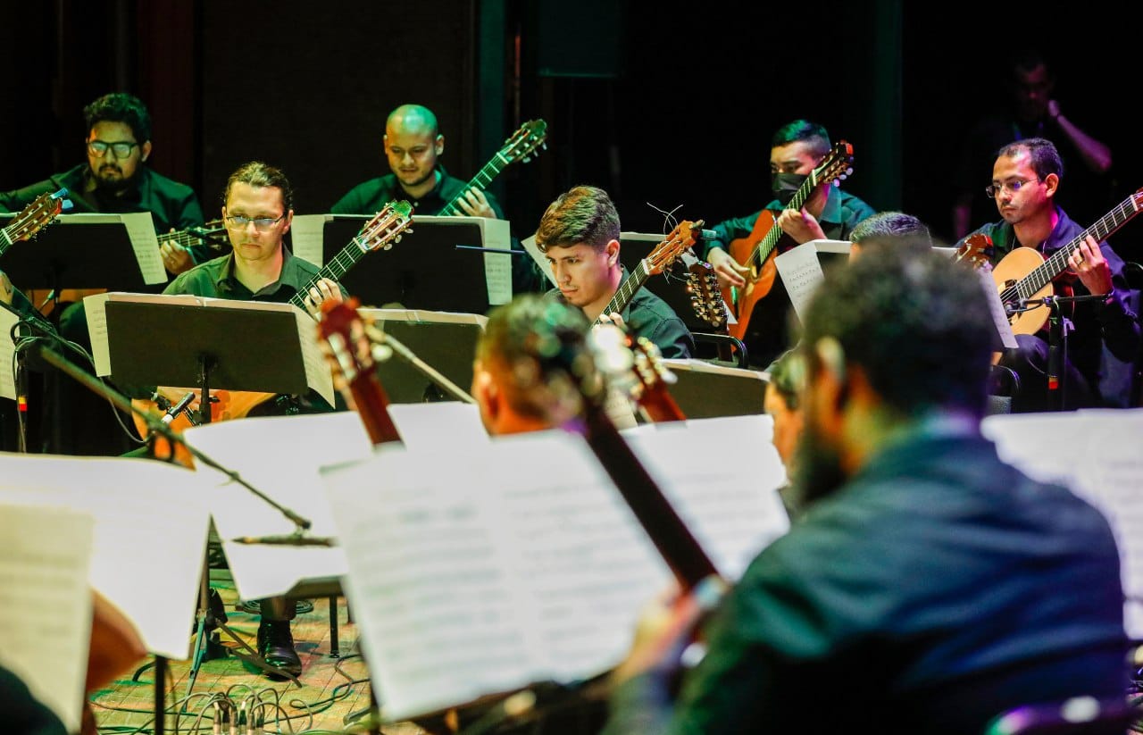 Amazon Guitar Orchestra pays homage to King Roberto Carlos with the show ‘Emoções’
