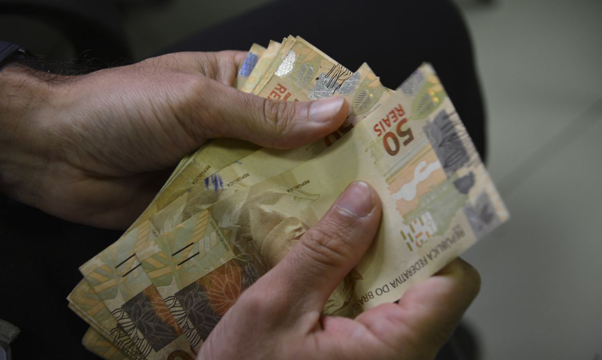 Signed decree that readjusts minimum wage to R$ 1,412
