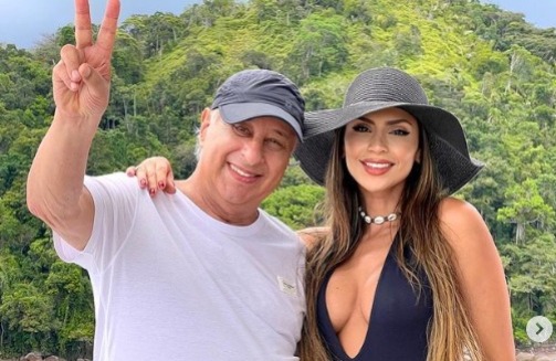 Clara Brasil posta foto com namorado, 52 anos mais velho: 'Recebi