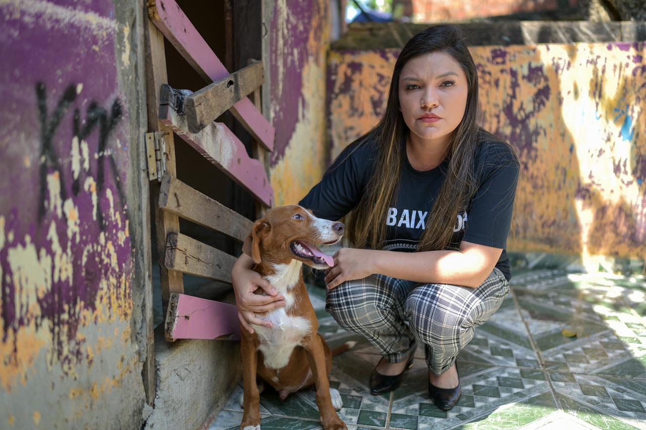 Joana Darc rescues a dog that was being induced to smoke marijuana in Manaus