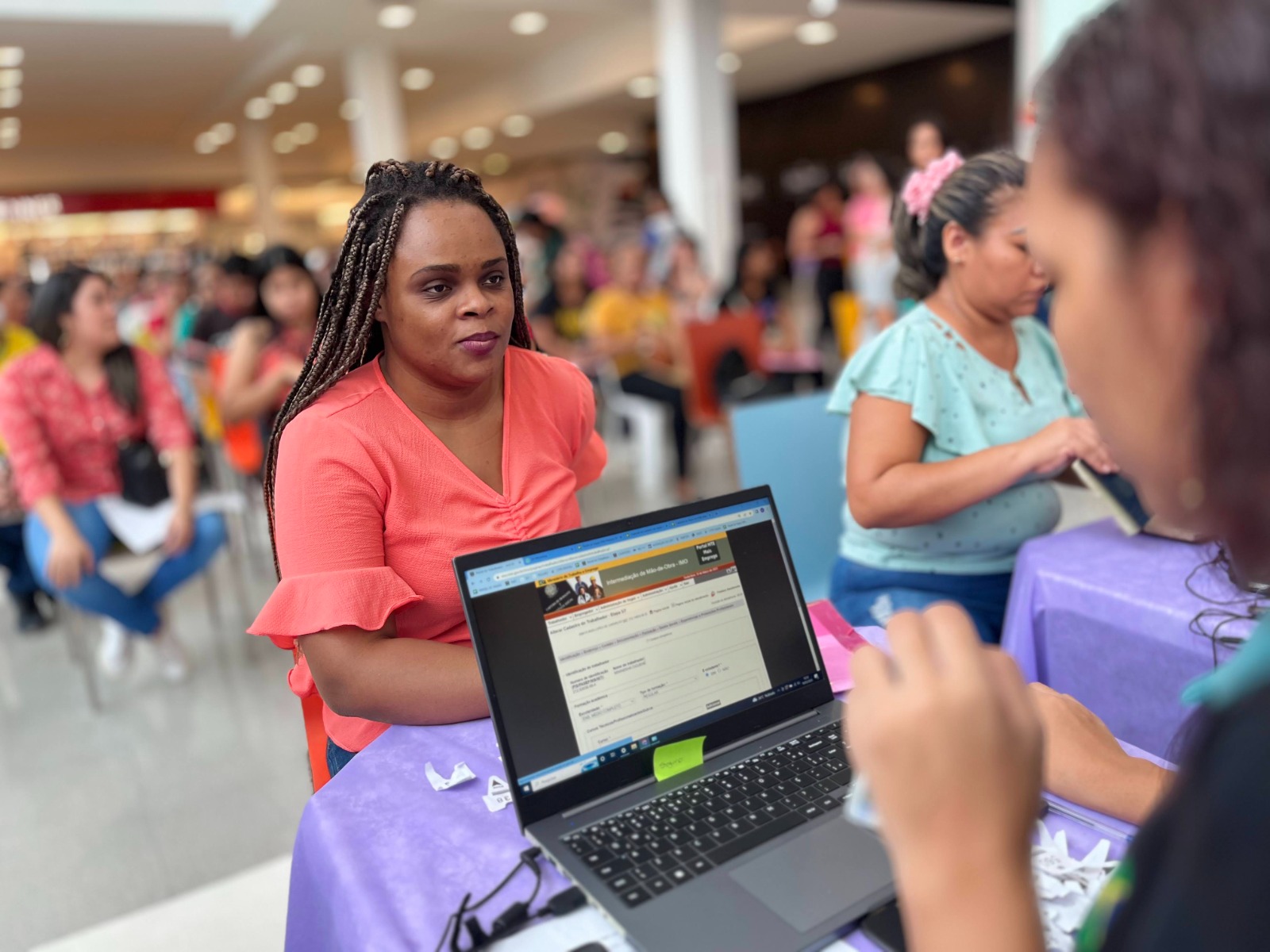 ‘Sine nos Bairros’ leva ofertas de emprego e orientação para moradores de Manaus