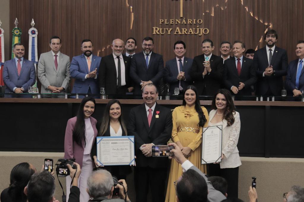 Omar Aziz is honored with the Ruy Araújo Medal and the title of Citizen of Amazonas