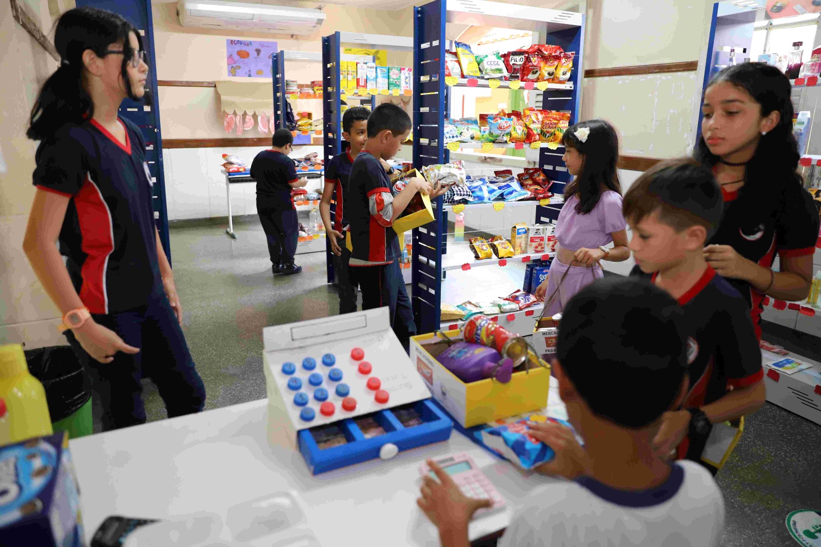 Escola pública de Manaus cria “Mercadinho Pedagógico” para ensinar matemática na prática