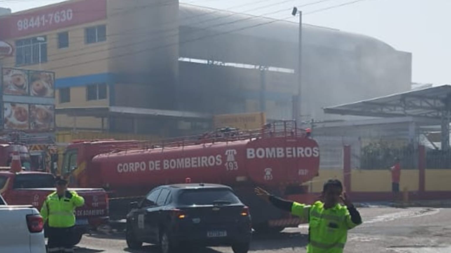 VÍDEO: Incêndio de grandes proporções atinge loja de bolos em Manaus