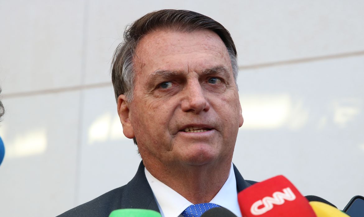 Former president Bolsonaro is hospitalized to undergo surgery