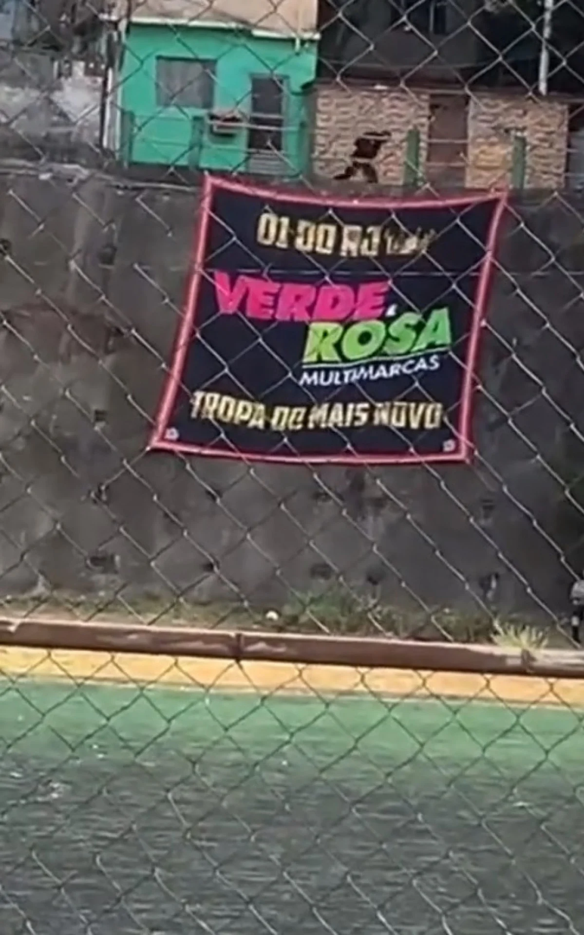 Vídeo: PM é flagrado correndo enquanto ouve tiros e gritos de ‘vai morrer’