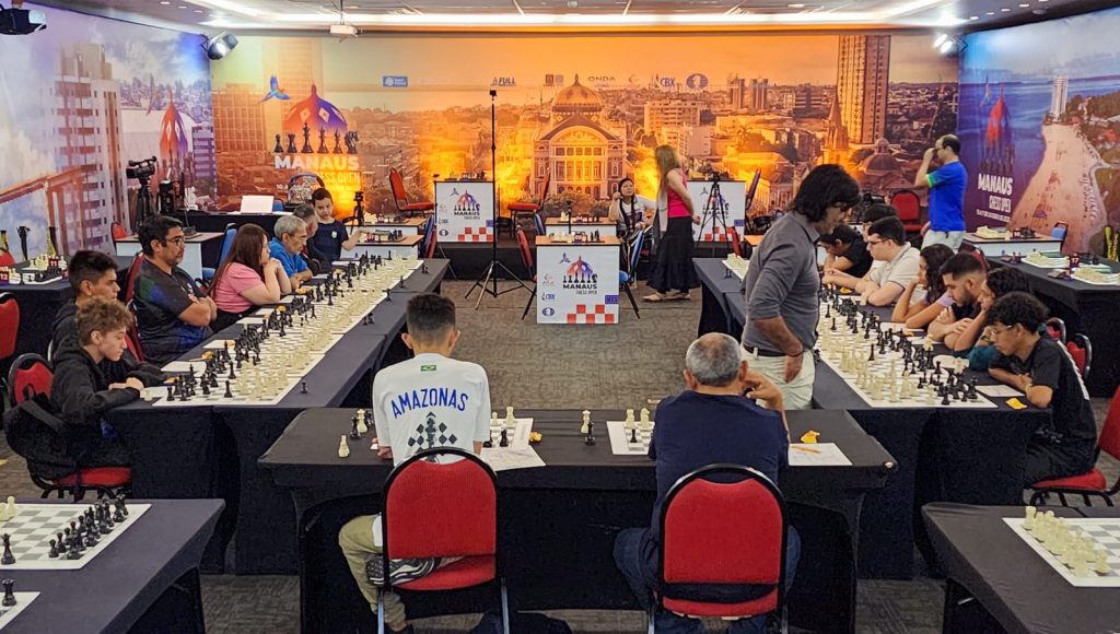 Grande mestre de xadrez participa de torneio aberto em Campo