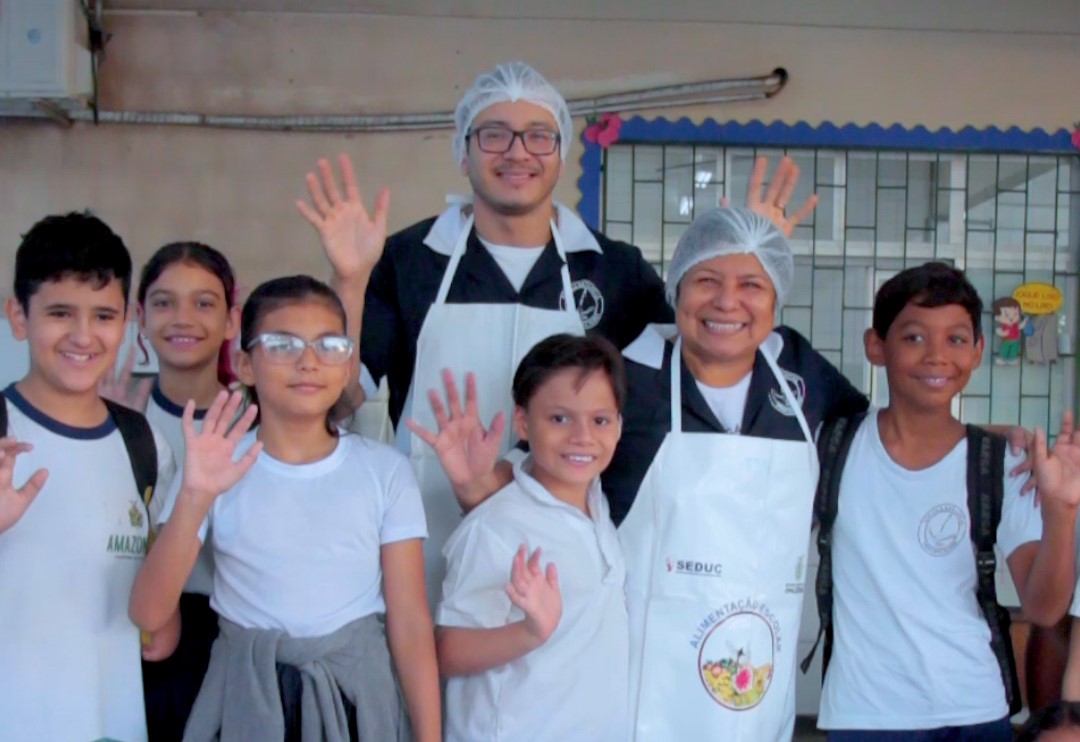 “We get back the love we give by cooking”, says school lunch worker from Manaus