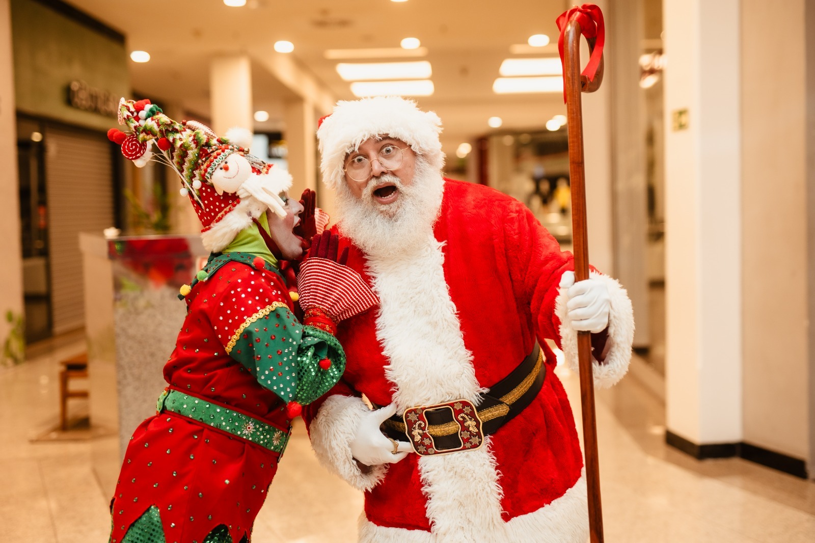Papai Noel é recebido com coral natalino e apresentações culturais em Manaus