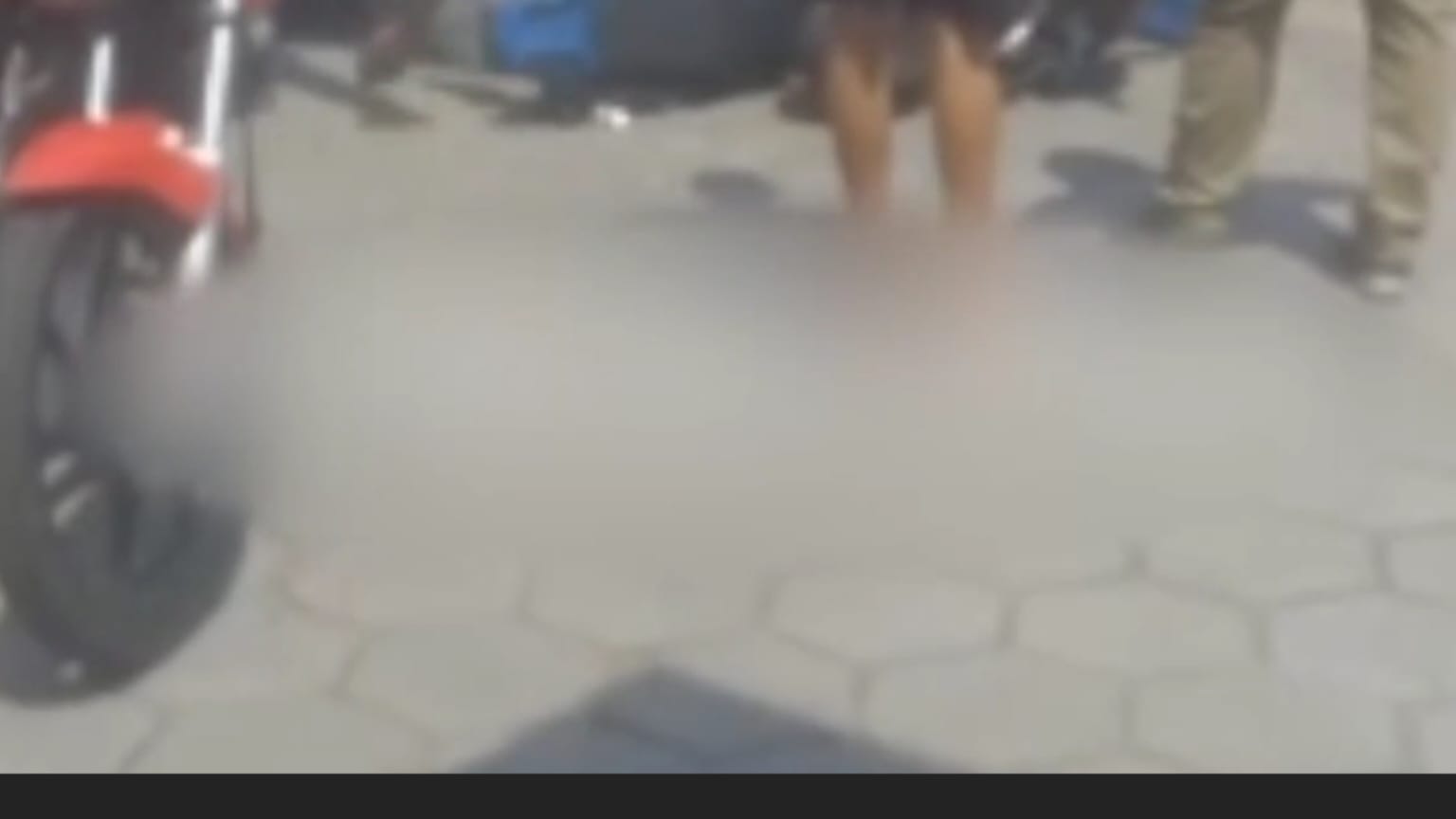 VÍDEO: carro arrasta motocicleta após acidente de trânsito em Manaus