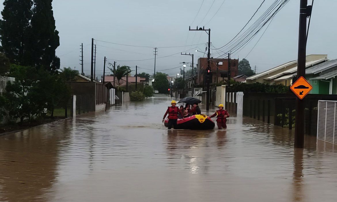 Santa Catarina registra 132 cidades atingidas por fortes chuvas