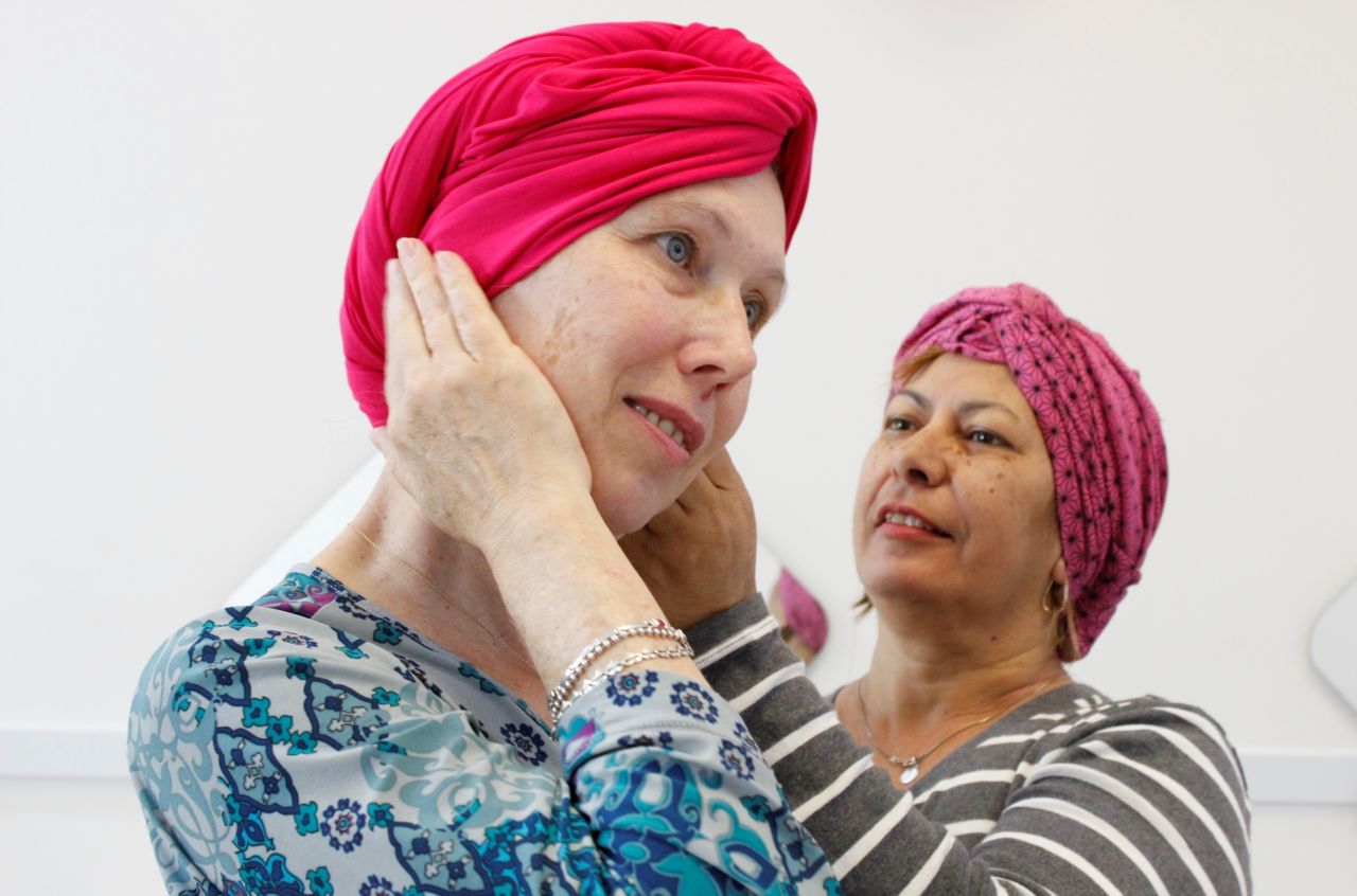 Sesc Amazonas arrecada doações de lenço e maquiagem na campanha Outubro Rosa