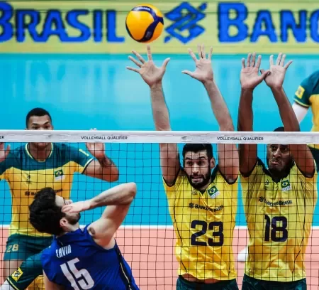 Brasil sofre, mas vence Ucrânia por 3 a 2 e segue na luta por vaga