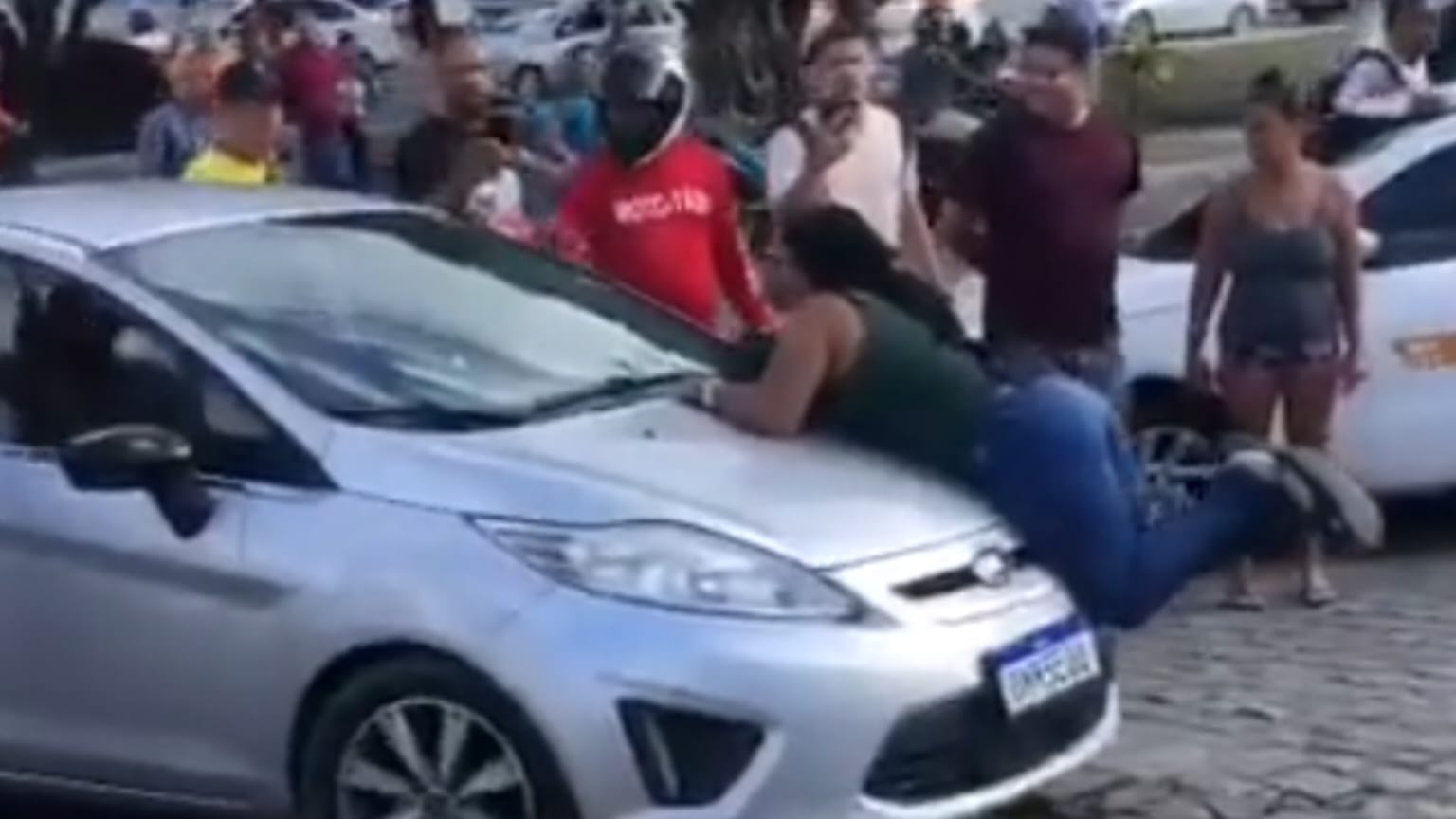 VÍDEO: mulher pula em capô de carro após flagrar marido com amante