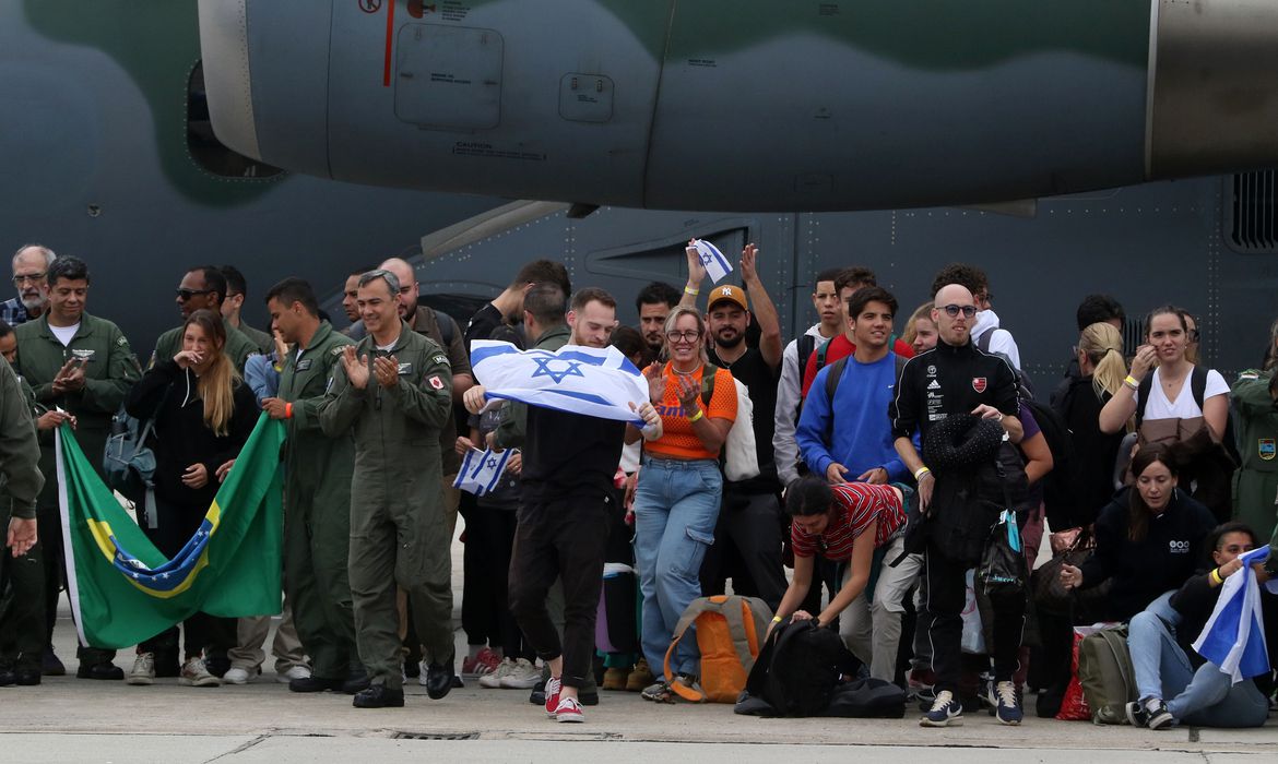 Oitavo voo da FAB com repatriados da Palestina pousa